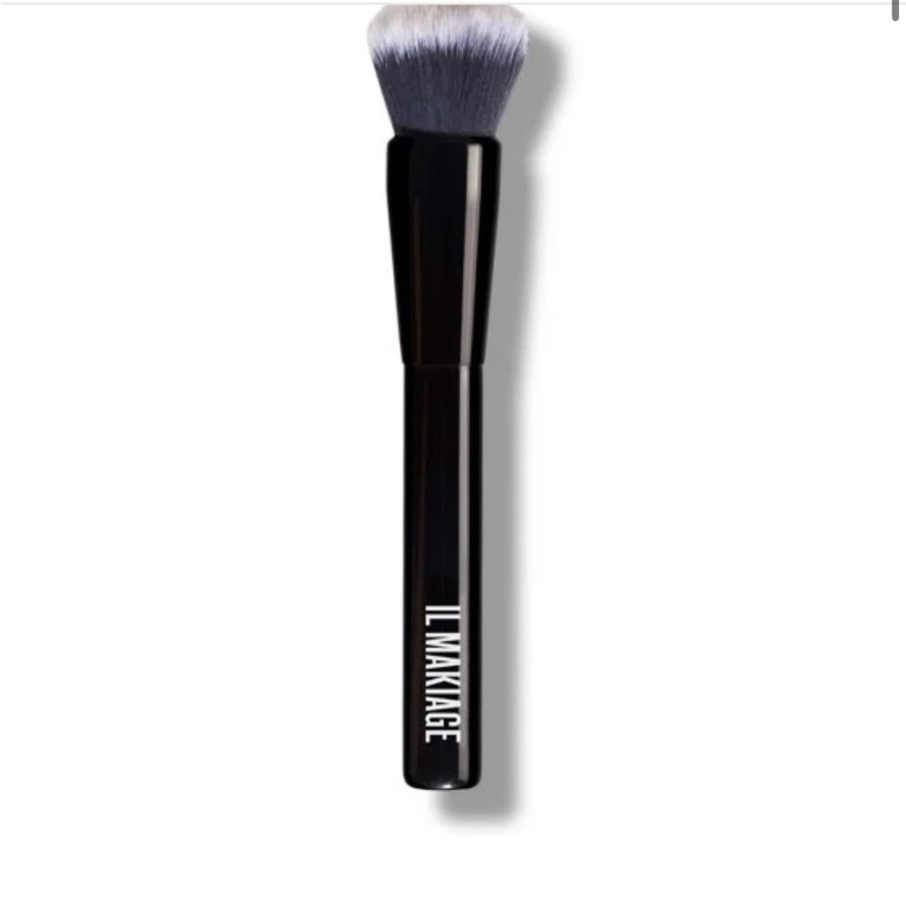 IL MAKIAGE Foundation Blending Brush #100 $45 MSRP